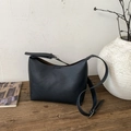 Bolso tipo cubo negro minimalista en cuero con patrón de lichi y herrajes plateados - Negro