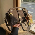 Bolso bandolera retro de gamuza café oscuro con hebilla dorada y colgante suave - Con Colgante / Marrón