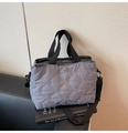 Detailansicht der grauen Stepptasche aus Nylon mit Stickerei und verstellbarem Gurt - Blau