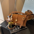 Bolso de mano marrón en cuero mate con colgante de oso y correa ajustable de moda - Con Colgante / Marrón