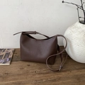 Bolso tipo cubo marrón oscuro con textura de grano de lichi y correa ajustable - Marrón