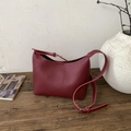 Bolso saco retro burdeos en cuero premium con patrón de lichi y hebilla plateada - Rojo
