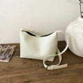 Bolso cubo elegante blanco crema con textura de cuero granulado y correa - Blanco