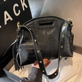 Bolso de hombro negro con grabado de cocodrilo borlas y correa con ojales oro - Negro