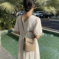 Sac seau taupe en cuir litchi avec boucle métallique et bandoulière pour un look chic - Kaki