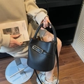 Sac seau en cuir noir à grain litchi avec boucle argentée et bandoulière réglable - Noir