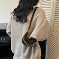 Elegante borsa a tracolla a mezzaluna nera con catena d'oro e finitura in pelle opaca - Nero