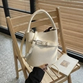 Sac seau crème en cuir grainé avec boucle en métal argenté et poignée intégrée - Blanc Cassé