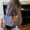 Sac seau en cuir grainé marron caramel avec poignée supérieure et bandoulière amovible - Marron