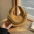 Borsa a mano a mezzaluna in camoscio cammello da donna con catena in metallo dorato - Marrone