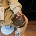 Borsa hobo in pelle scamosciata marrone scuro con catena dorata e forma a luna - caffè