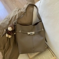 Sac seau en cuir taupe avec boucle argentée et charmant pendentif ours en peluche - Gris Éléphant (Avec Pendentif)