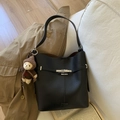 Sac seau en cuir noir avec fermoir rotatif et charmant ours en peluche marron - Noir (Avec Pendentif)