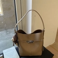 Sac seau en cuir marron avec boucle argentée et charmant pendentif de singe - Kaki (Avec Pendentif)