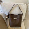 Sac seau en cuir grainé marron foncé avec fermoir argenté et petit pendentif ours - Marron (Avec Pendentif)