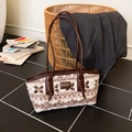 Schicke beige Plüsch-Tragetasche mit dunklen Mustern und braunen Ledergriffen für Herbst - Braun