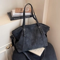 Grande borsa tote grigio antracite opaco effetto scamosciato con borchie a stella - Nero