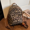 Leopard-Plüschrucksack aus Kunstpelz mit goldenen Details und dekorativem Anhänger - Mit Anhänger / Braun