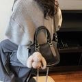 Sac à main tissé noir avec breloque lapin en peluche et bandoulière réglable - Avec Pendentif / Noir
