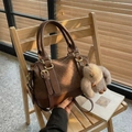Sac Boston en cuir tressé marron foncé avec breloque lapin et détails en laiton vintage - Avec Pendentif / café