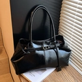 Bolso de hombro de cuero negro brillante con hebilla vintage y asas finas - Negro