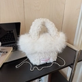 Detail einer weißen Teddy-Handtasche mit flauschiger Textur und silberner Kugelkette - Weiß