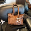 Sac cabas vintage en cuir marron avec poche à pression et breloque ours en peluche - Marron avec pendentif
