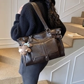 Grand sac cabas marron foncé avec poche avant à rabat et pendentif d'ours mignon - Café avec Pendentif