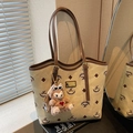 Borsa tote in tela beige con finiture in pelle marrone e ciondolo a forma di orsetto - Bianco Crema Con Ciondolo