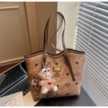 Borsa tote vintage marrone con motivi monogrammati e un simpatico ciondolo a forma di orso - Caffè con Ciondolo