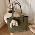 Bolso tote de cuero verde oliva oscuro con hebillas doradas y un colgante de conejo de peluche - Con Colgante / Verde