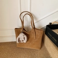 Bolso tote marrón vintage con amuleto de conejo de peluche blanco en un entorno sobrio - Con Colgante / Marrón