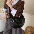 Borsa a tracolla vintage nera a mezzaluna in finta pelle opaca con cinturino largo - Nero