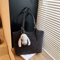 Bolso tote negro minimalista de cuero con hebilla dorada y colgante de conejo blanco - Con Colgante / café