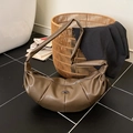 Borsa a tracolla plissettata marrone scuro retrò con dettaglio in metallo minimal - Marrone