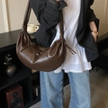 Borsa hobo a tracolla marrone scuro oversize con nodo elegante e texture plissettata - Marrone