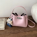 Sac seau en cuir rose avec fermoir rotatif argenté et charmant ours en peluche - Avec Pendentif / Rose