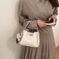 Sac seau en cuir crème avec fermoir argenté et joli pendentif d'ours en peluche - Avec Pendentif / Blanc