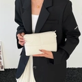 Bolso de mano de moda acolchado blanco crema con un tirador de cremallera decorativo letra A - Blanco