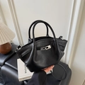 Détails du cuir grainé noir et de la boucle argentée sur le sac à main de style seau - Noir