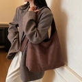Bolso hobo grande de gamuza sintética marrón oscuro con correa ancha de hombro estilo retro - Marrón