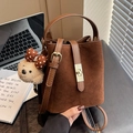 Sac seau marron en daim givré avec serrure rétro et breloque ours dans la main - Marron avec pendentif