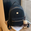 Mochila negra mate para mujer con detalles dorados y un tierno oso de peluche beige - Negro con colgante