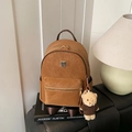 Mochila vintage de cuero sintético marrón con colgante de osito y cremalleras - Marrón con colgante