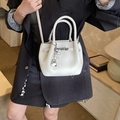 Mini sac seau blanc en cuir grainé avec charms en forme de cœur décoratifs - Blanc avec pendentif