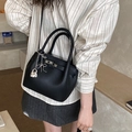 Sac seau noir grainé avec pendentif nœud argenté et bandoulière amovible - Noir avec pendentif