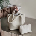 Ensemble sac cabas crème texture litchi avec petite pochette et bandoulière large - Blanc