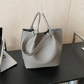 Sac seau minimaliste en cuir gris avec poignées supérieures et large bandoulière - Gris éléphant