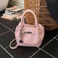 Sac seau rose en cuir grainé avec fermoir rotatif en métal et breloque noeud - Rose avec pendentif