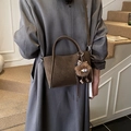 Bolso cubo vintage de cuero marrón oscuro con asas y un lindo colgante de peluche - Estilo Llavero / Marrón